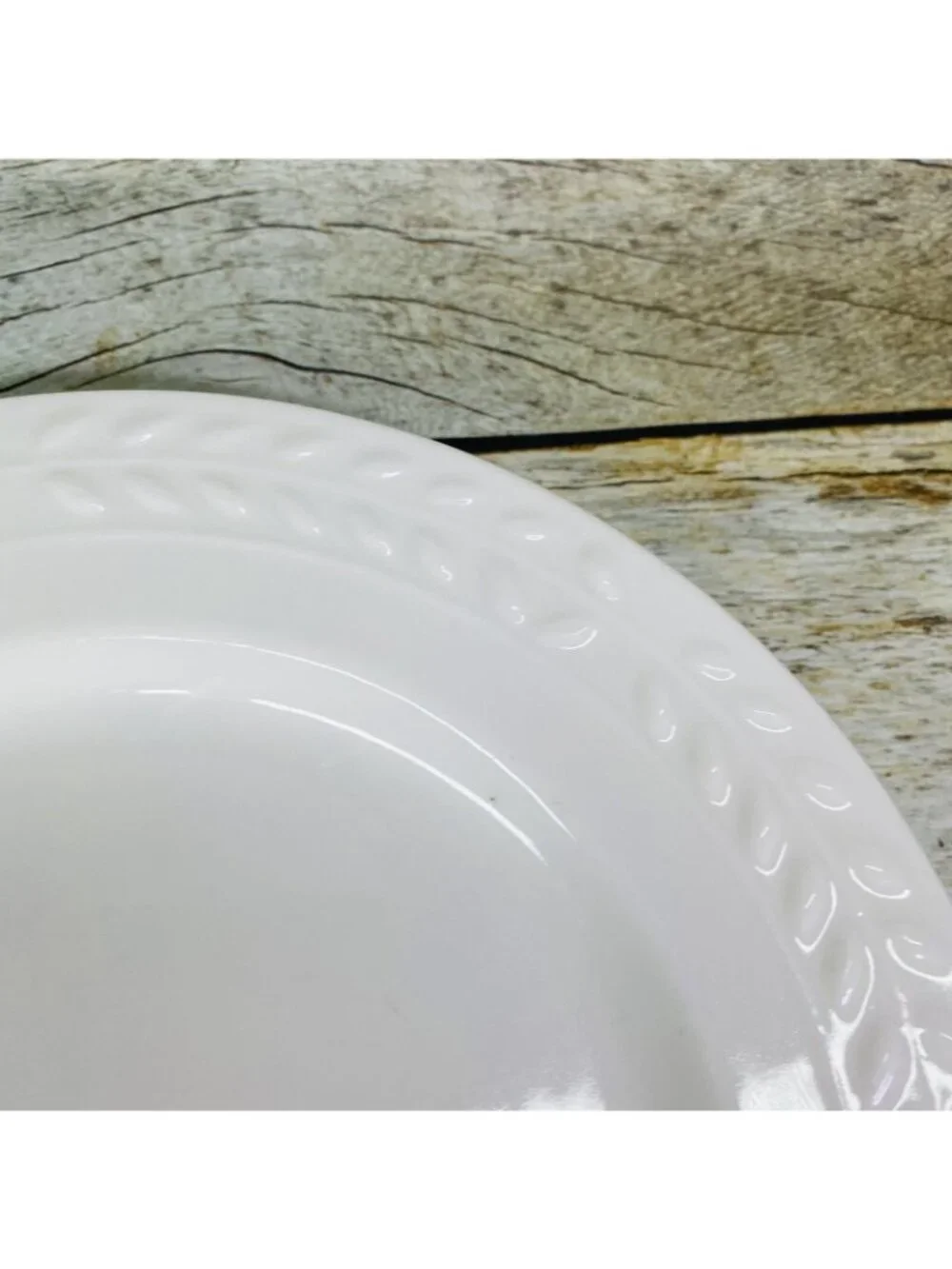 Gibson Everyday NOBILIS White Embossed Laurel Porcelain Salad Lunch Plates Set 2